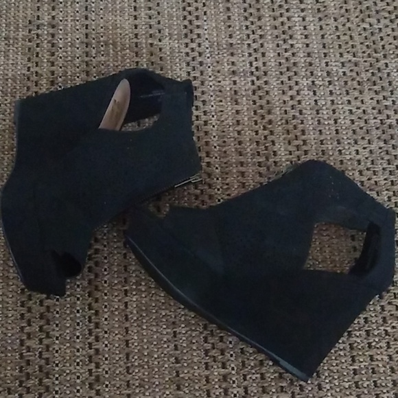 Report Faux Black Suede Laser Cut Zipper Wedge - Picture 6 of 8